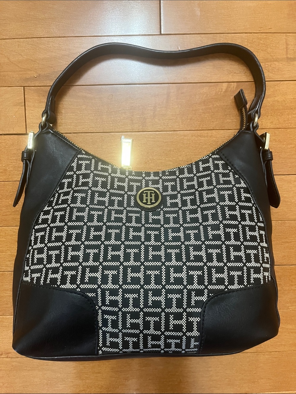 Tommy Hilfiger Black & White Logo Shoulder Bag